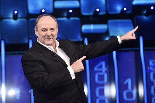 Gerry Scotti co-conduttore della prima serata di Sanremo 2025? L’indiscrezione di Dagospia