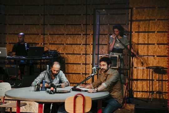 A teatro la serie Radio International