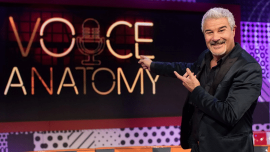 Su Rai 2 arriva “Voice Anatomy” con Pino Insegno