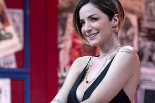 La versione di Andrea Delogu: far cadere gli orpelli radiofonici con stile