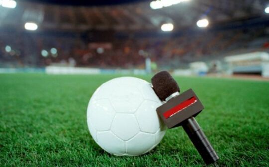 Il calcio al tempo del Covid: la radio come unico rimedio emozionale