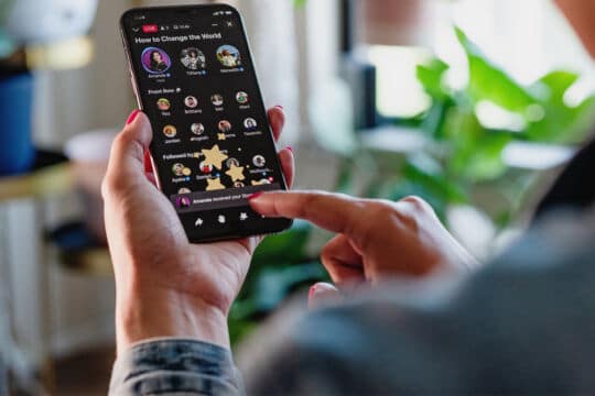 Facebook copia Clubhouse: nascono le stanze audio