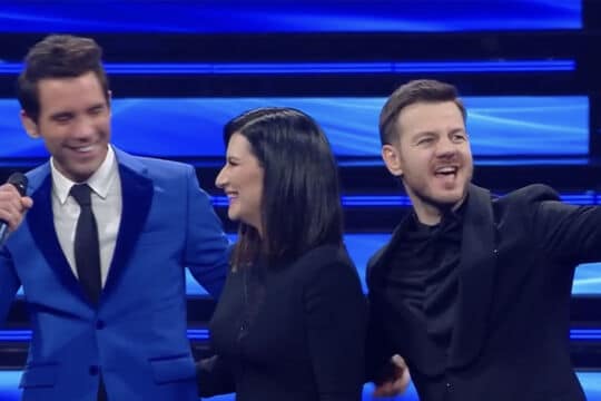 Alessandro Cattelan a sorpresa sul palco di Sanremo con Laura Pausini e Mika