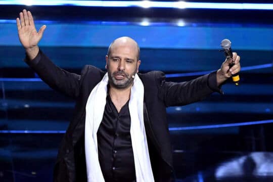 “Poco ricco” di Checco Zalone su RTL 102.5 e Radio Zeta