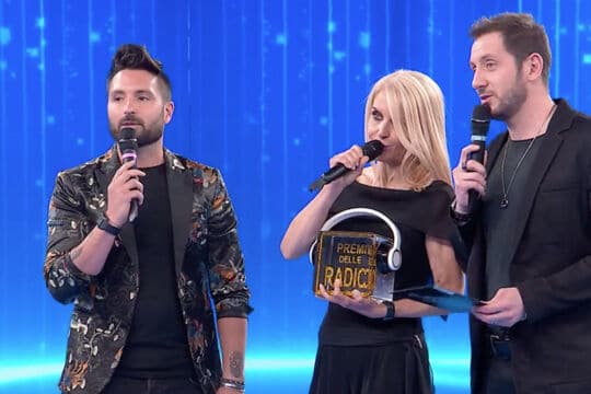 Alessandro Sansone, Filippo Ferraro e Federica Gentile consegnano il premio delle Radio di Amici a Luigi