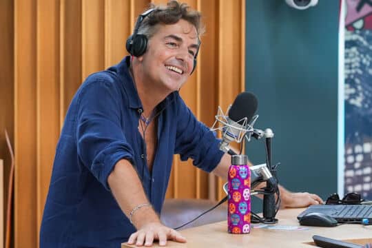 Daniele Bossari torna su Radio Deejay dopo la malattia: “Sono vivo e ve lo posso raccontare”