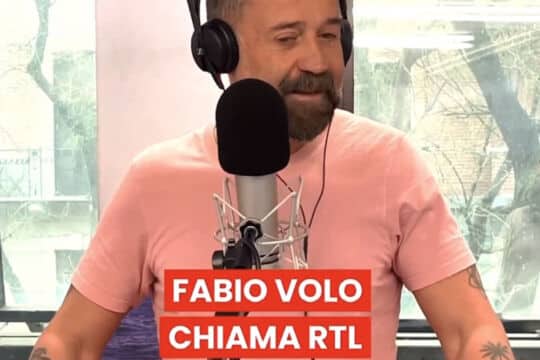 Fabio Volo telefona in diretta RTL 102.5: “ma perché le notizie passano prima da voi?”