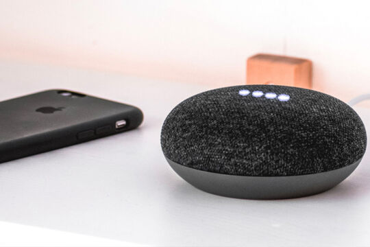 Ascolto della radio nel 2022: crescono smart speaker e smartphone