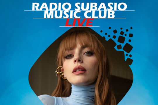 Annalisa porta “Mon Amour” e il suo ballo virale a Radio Subasio Music Club