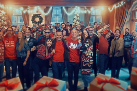 “La nostra canzone” è la canzone di Natale 2023 di Radio Deejay
