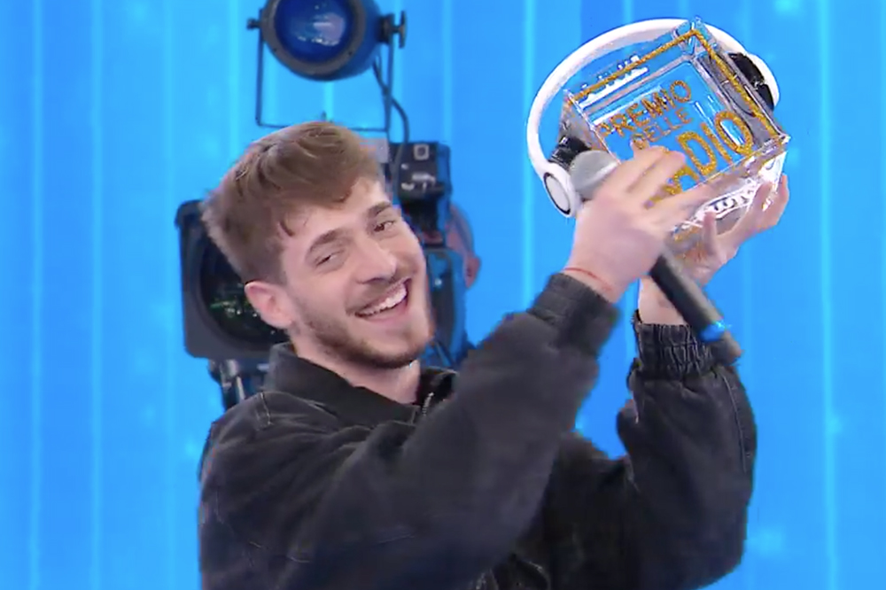 Holden vince il premio delle radio di Amici consegnato da alcuni rappresentanti dei maggiori network radiofonici italiani.