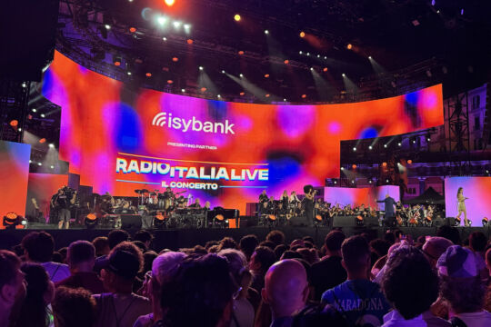 Radio Italia Live debutta a Napoli: il calore del pubblico emoziona artisti e conduttori
