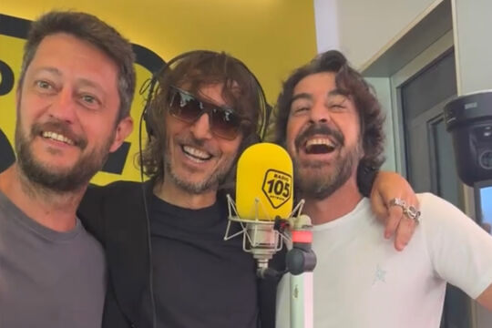 Cruciani ospite dai “Friends” su Radio 105: irrompono Mazzoli e Alisei