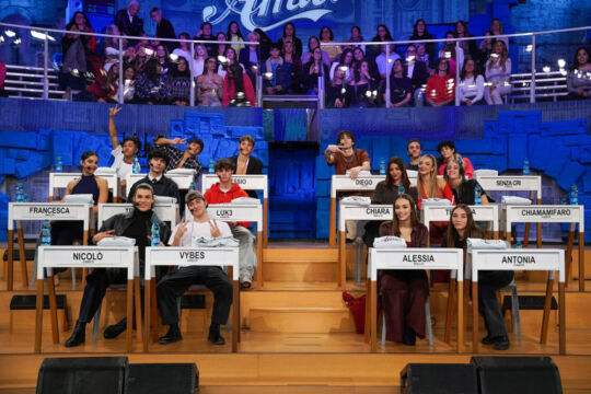 Radio Kiss Kiss porta i suoi ascoltatori ad “Amici” e lancia un contest