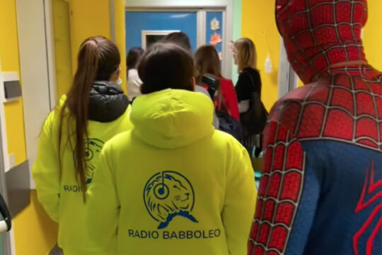 Radio Babboleo e i SuperEroi Acrobatici portano i regali ai bambini dell’Ospedale Gaslini di Genova