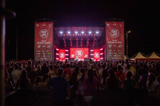 Radio Deejay dice addio a Riccione: fine di un’era?