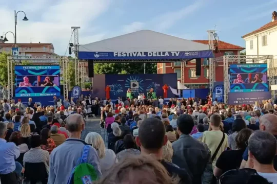 Festival della TV 2025: Dogliani attira 35.000 visitatori e celebra il ritorno dell’incontro reale