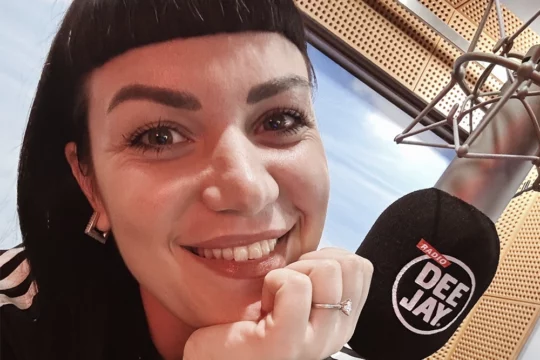 Annie Mazzola ufficialmente a Radio Deejay: “Contate un +1 per la vostra estate”
