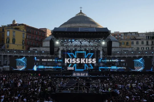Napoli accende l’estate con il debutto del tour Kiss Kiss Way