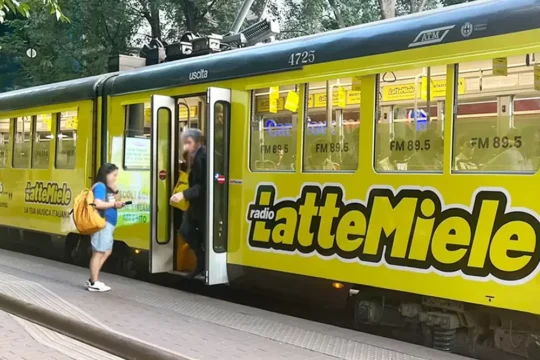 Radio LatteMiele lancia i tram gialli a Milano: musica italiana in movimento