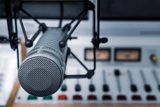 Rinnovato il contratto nazionale dell’emittenza privata: aumenti salariali e nuove tutele per radio e tv