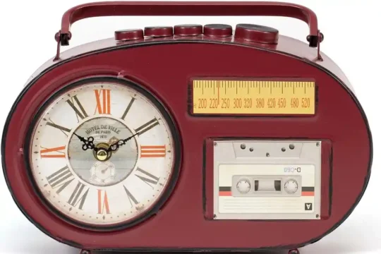 Quando l’ora cambia… e la radio lavora un’ora in più: il backstage del passaggio all’ora solare