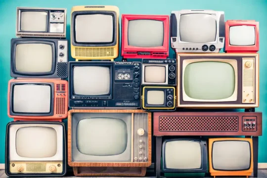 L’Italia resta fedele alla TV, ma la radio conferma il suo ruolo d’informazione
