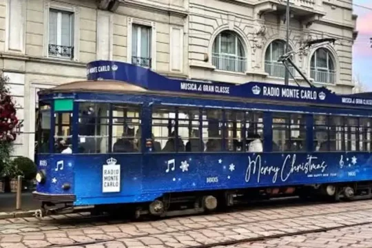Radio Monte Carlo porta la magia natalizia a Milano con un tram dedicato
