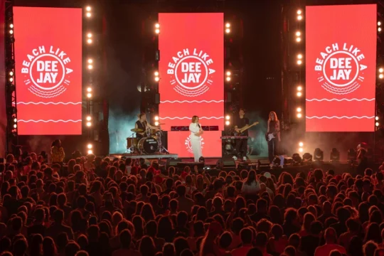 Beach Like a Deejay 2026 chiude con 300mila presenze: successo per il tour estivo di Radio Deejay