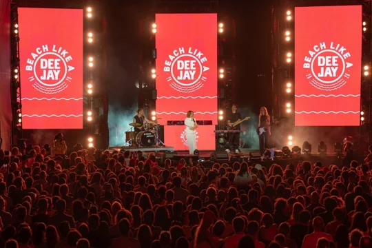 Beach Like a Deejay arriva a Viareggio: concerti gratis con Albertino, Gabbani, Malika Ayane e Nayt