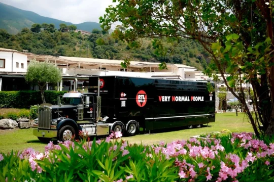 RTL 102.5, Radio Zeta e Radiofreccia in diretta per tutta l’estate: ecco le nuove location