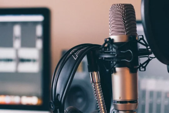 Pubblicità radiofonica: investimenti in calo del 3,7% nel primo semestre 2026 secondo FCP-Assoradio